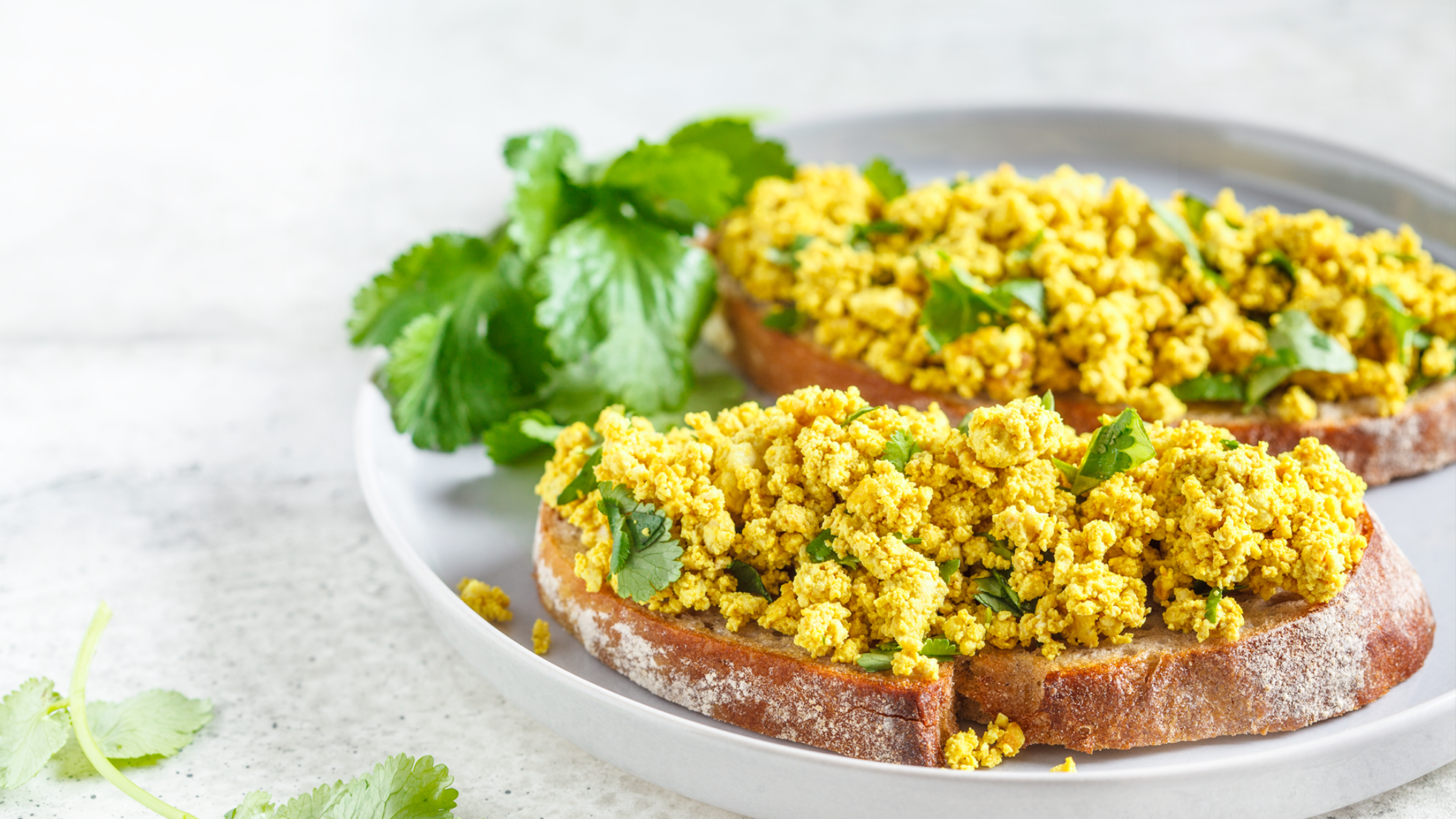 Tofu revuelto con cúrcuma y cilantro en pan integral