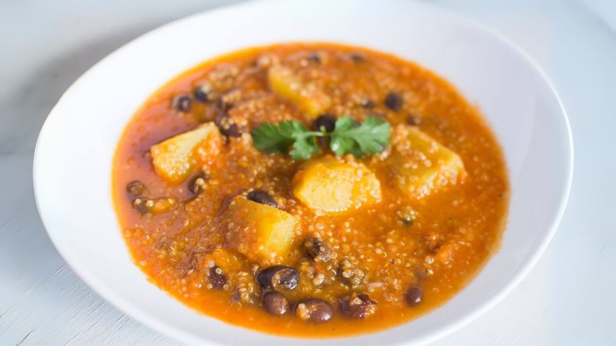 Imagen de un plato de potaje vegano